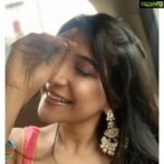 Sakshi Agarwal Instagram - Starting my day with a Universal Welcome😇 #Smile is My Sword @fathi_hairandmakeup @fineshinejewels