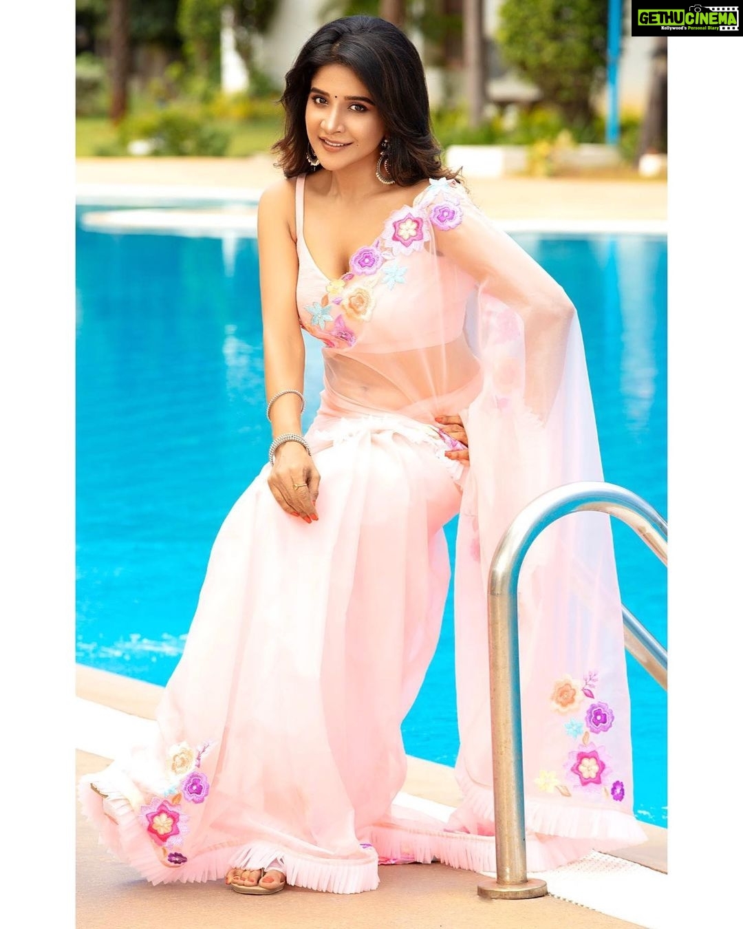Sakshi Agarwal Instagram - Wild spirit, soft heart, sweet soul💖 @vasanthan_kumarasamy @fathi_hairandmakeup @suhanyalingamofficial @pushplatahairandmakeup @atmaretouch Chariot Beach Resorts
