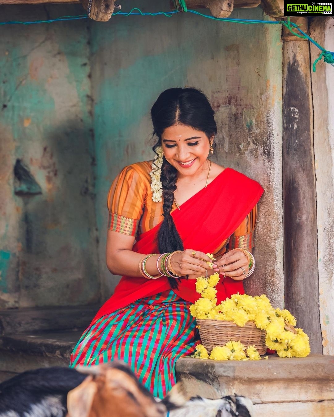 Sakshi Agarwal Instagram - Some pictures that never seize to catch to your attention❤️ . #candid #villagegirl #villagelife #girlnextdoor #sakshiagarwal Chennai, India