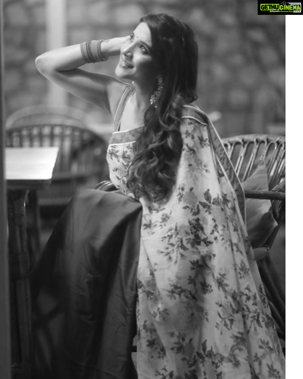 Sakshi Agarwal Instagram - No beauty shines better than that of a genuine heart❤️ @camerasenthil @fathi_hairandmakeup @_ruchikothari @fineshinejewels HAMSA