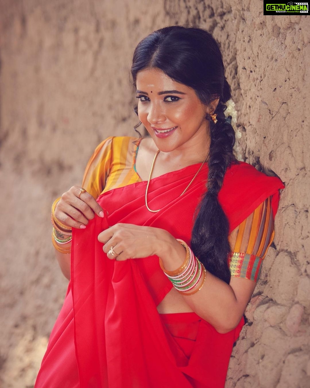Sakshi Agarwal Instagram - Some pictures that never seize to catch to your attention❤️ . #candid #villagegirl #villagelife #girlnextdoor #sakshiagarwal Chennai, India