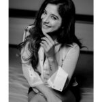 Sakshi Agarwal Instagram - You dont have to see the whole staircase, Just take the first step🖤 @kiransaphotography #candid #blackandwhitephotography #happy #smiling #biggboss #kollywood #tamil #cinema #sakshiagarwal #instapic #worklife #actorslife