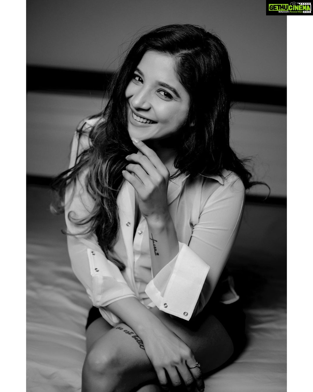 Sakshi Agarwal Instagram - You dont have to see the whole staircase, Just take the first stepš¤ @kiransaphotography #candid #blackandwhitephotography #happy #smiling #biggboss #kollywood #tamil #cinema #sakshiagarwal #instapic #worklife #actorslife