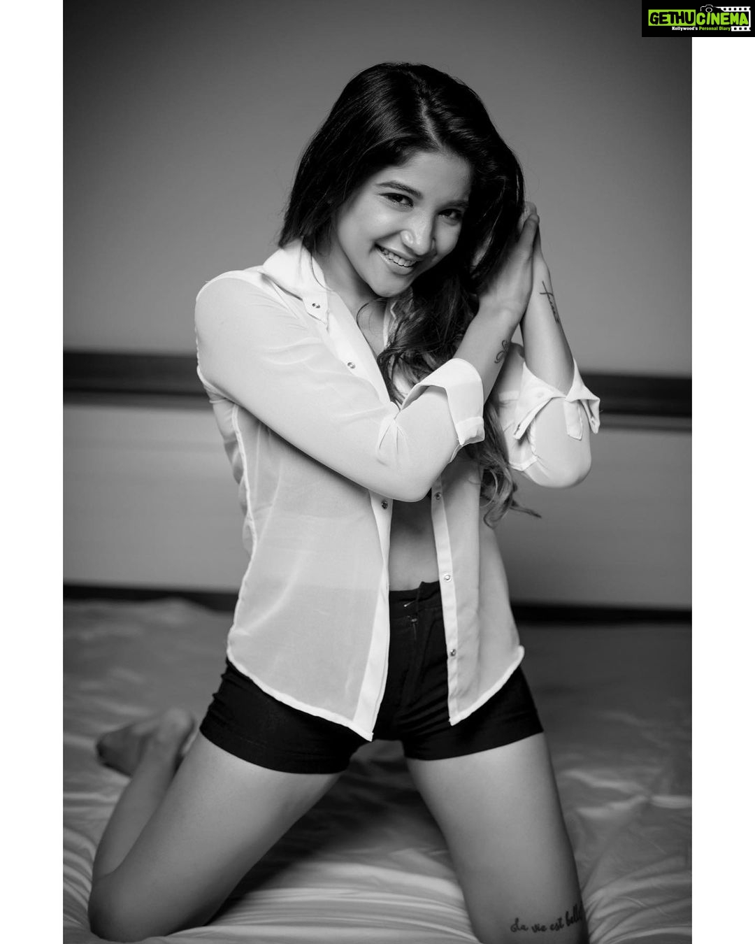 Sakshi Agarwal Instagram - 🖤She sees in black and white🖤 🖤Thinks in Greys🖤 🖤But Loves in Colour🖤 @kiransaphotography