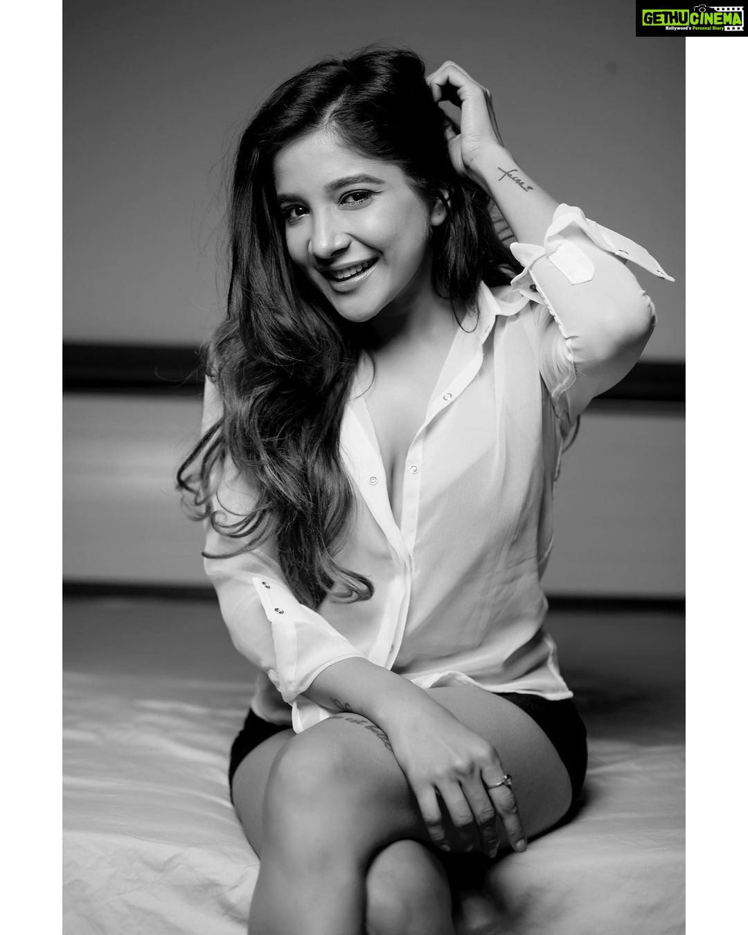 Sakshi Agarwal Instagram - Because easy doesn’t change you🖤 @kiransaphotography