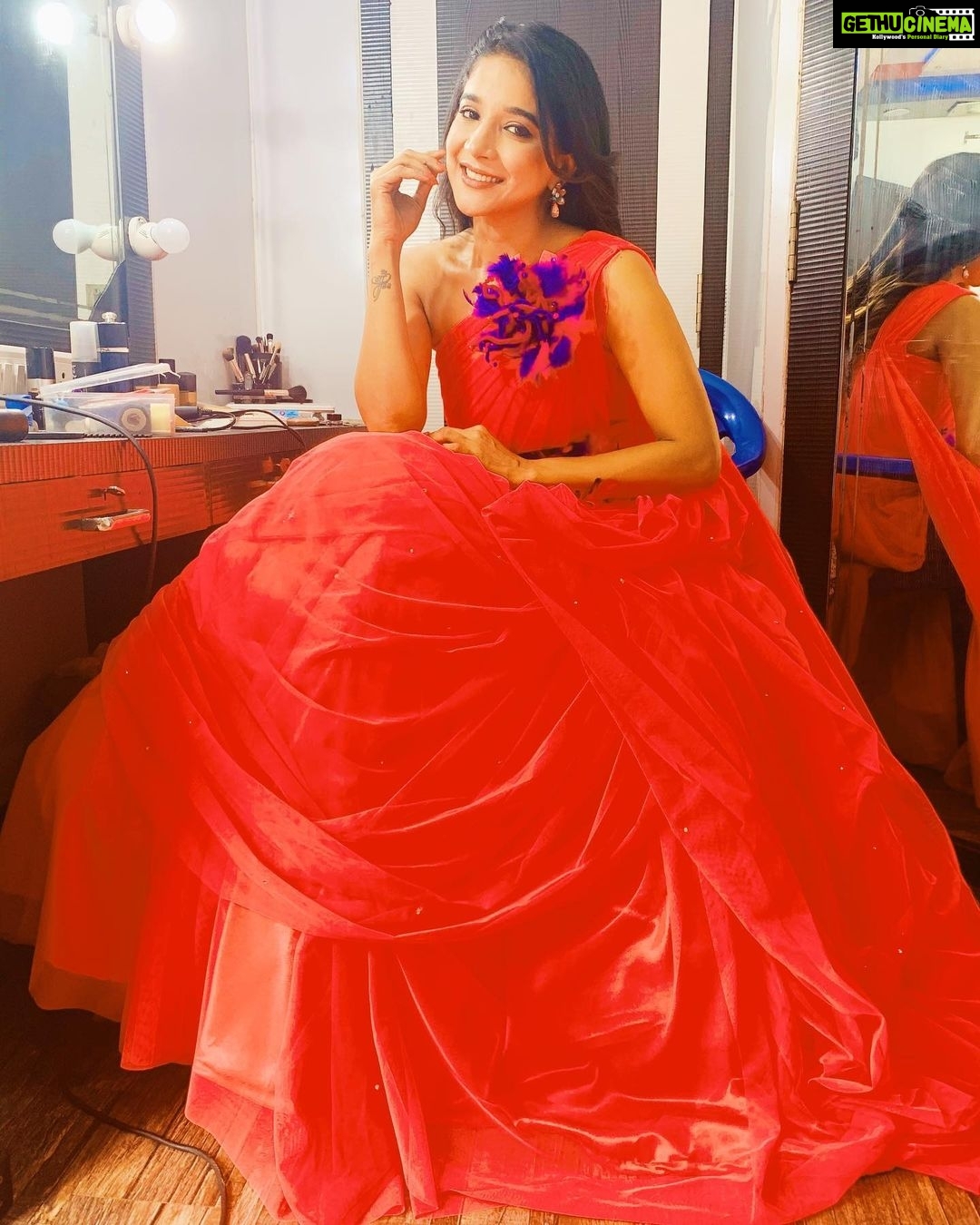 Sakshi Agarwal Instagram - All dolled up for #kondattam #vijaytelevision #biggboss @hotstar @vijaytelevision @pushplatahairandmakeup