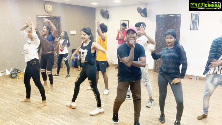 Sakshi Agarwal Instagram - Rehearsals❤️❤️ #biggboss #biggbosstamil #kondattam @vijaytelevision @hotstar #biggbosstamil3 #dance #vijaytv #sakshi #sakshiagarwal