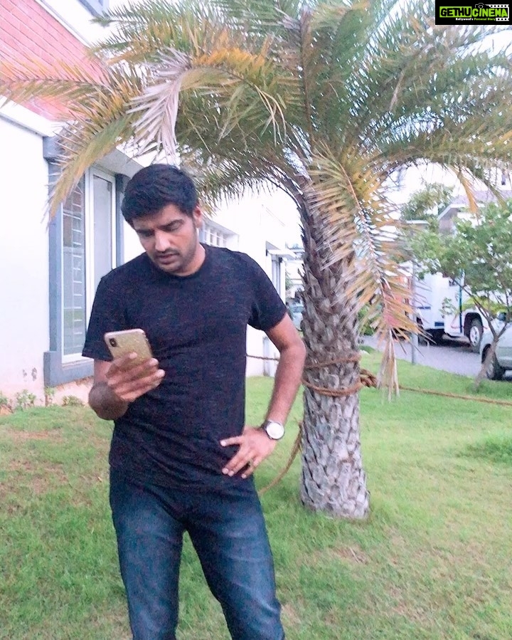 Sakshi Agarwal Instagram - We do it like this💥💥 #awwaawwa @actorsathish #Teddy #shootingspot #funnyvideos #biggbosstamil