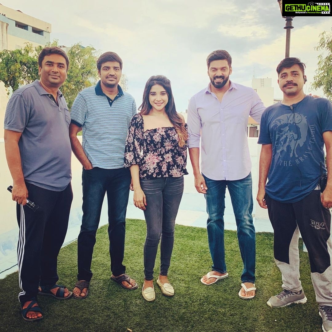 Sakshi Agarwal Instagram - So happy to join the sets of #Teddy Film directed by @shaktirajan star**** @aryaoffl @sayyeshaa @actorsathish and camera #yuvrajπ₯π₯ @proyuvraaj π₯π₯π₯π₯π₯π₯π₯π₯π₯π₯π₯π₯π₯