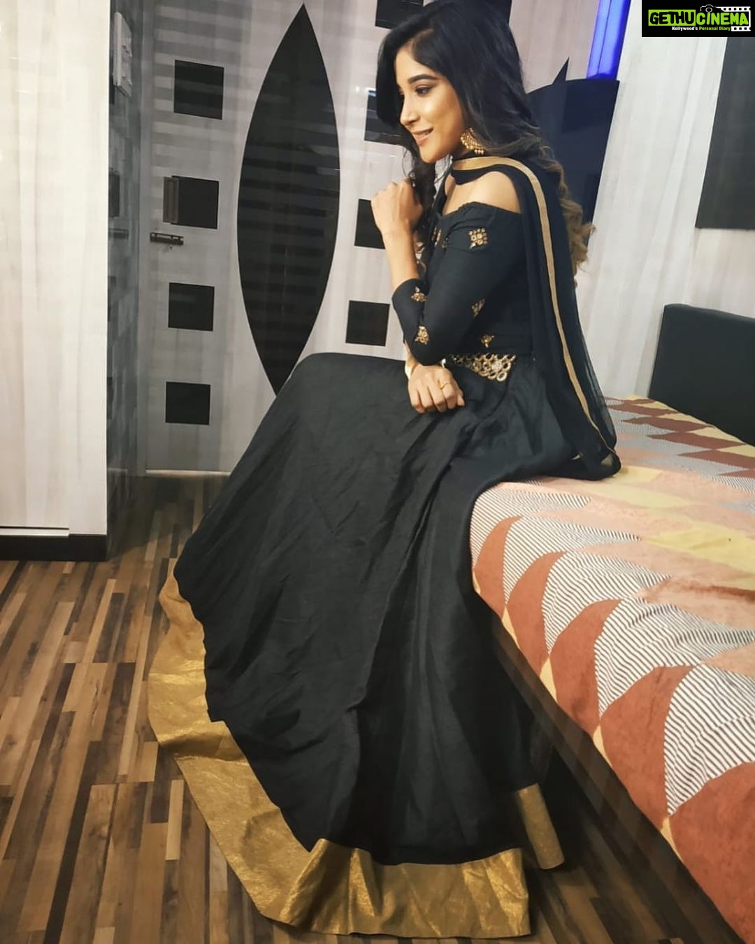 Sakshi Agarwal Instagram - Love you #sherin baby!!! Thank you #biggbosstamil #biggboss for letting me spend such beautiful moments in the last leg of the season with my favs!! Pic taken just before my entry❤️ @pushplatahairandmakeup @fab_faizaaestheticboutique
