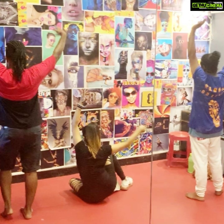 Sakshi Agarwal Instagram - Another crazy day of sweating but love it! Hard work does pay! @countryclubofficial #AsiasBiggestNavratriUtsav2019 #AsiasBiggestNavratriUtsav #AsiasBiggestNavratri2019 #CountryClubNavratri #CountryClubChennai #navratri2019 Nandas Dance Company