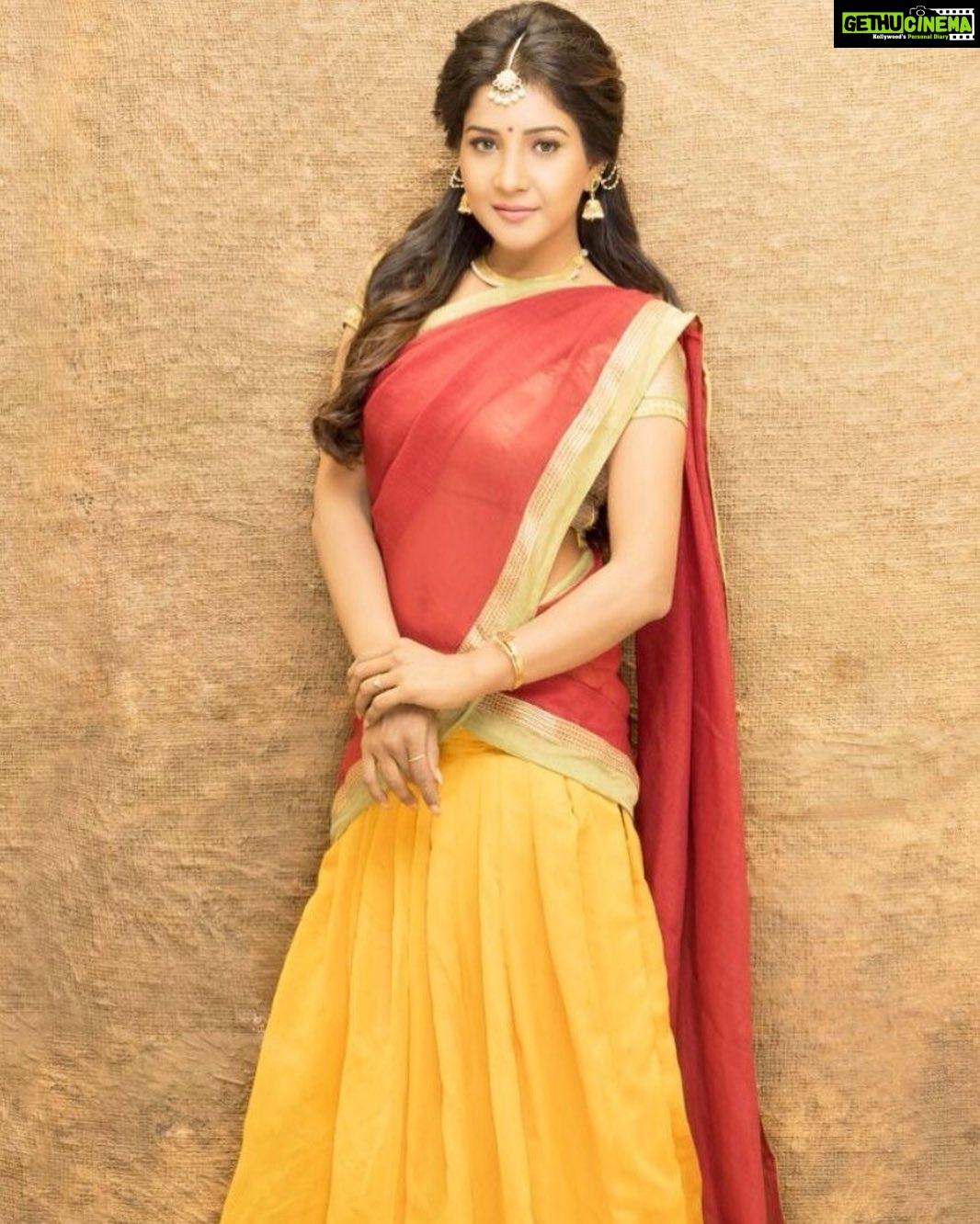 Sakshi Agarwal Instagram - @karthiksrinivasan007 @prajanyaanand Be someones sunshine when their sky is grey💥💫⭐️ #sakshiagarwal #kollywood #karthiksrinivasan #cinema #tamil #mollywood #loveforhalfsaree #yellow #tamilponnu #standyourground #womanwithstyle