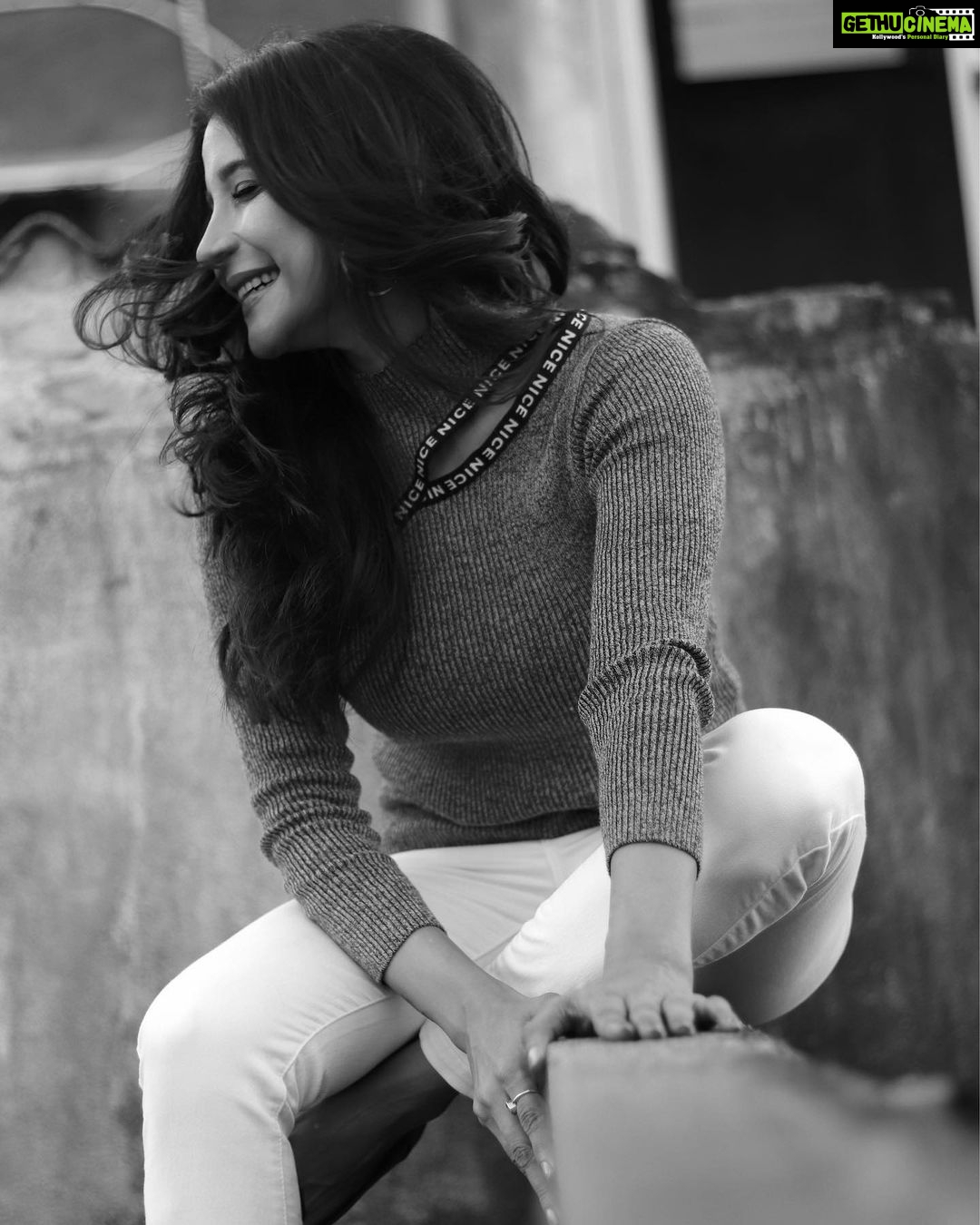 Sakshi Agarwal Instagram - Pure bliss✨ . @hakunamatata_sai @prayaga_artistry @tisisnaveen . #candid #blackandwhite Chennai, India