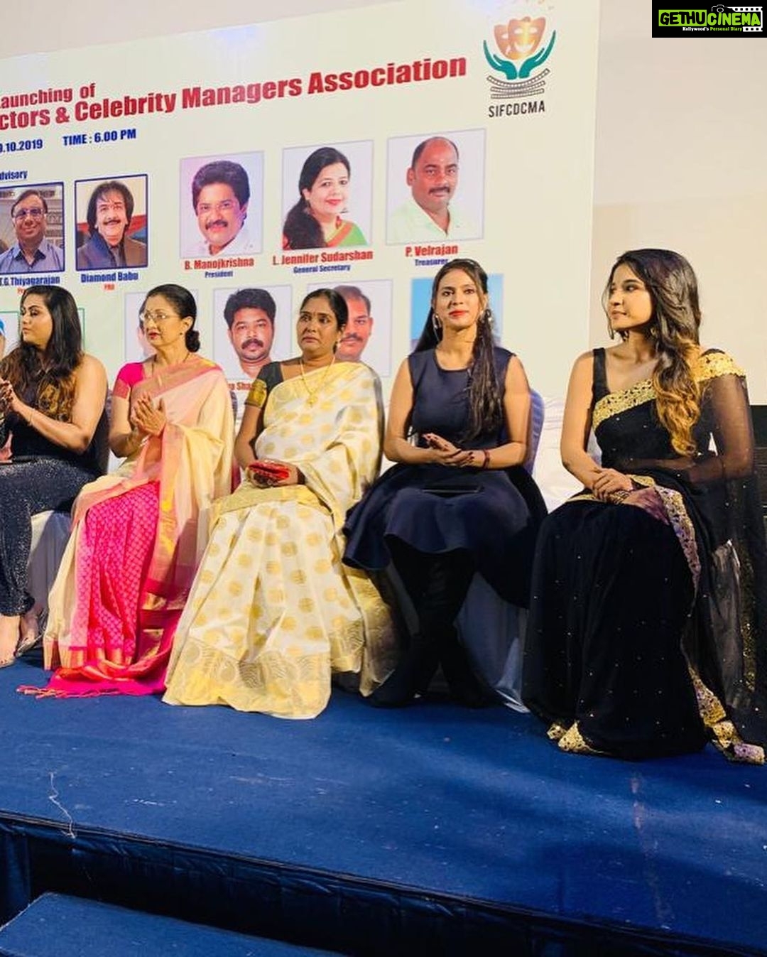 Sakshi Agarwal Instagram - Congratulations to the South Indian Casting Managers Association! Thank you so much for honoring me ❤️❤️ I am blessed to have shared the stage with such big dignitaries! Thank you my family and friends and god for showering this on me☺️ @fab_faizaaestheticboutique