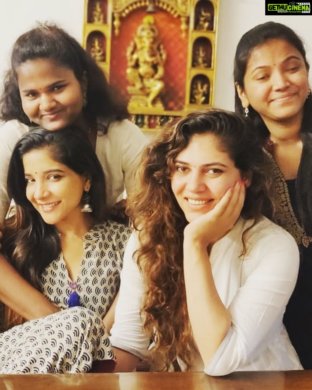 Sakshi Agarwal Instagram - What can get better than bonding over food with loved ones! @cherandirector @_mylifesbeautiful_ @sherinshringar #family #friends #love #food #bonding #momentslikethese #neverchange #truelove Nungambakkamm