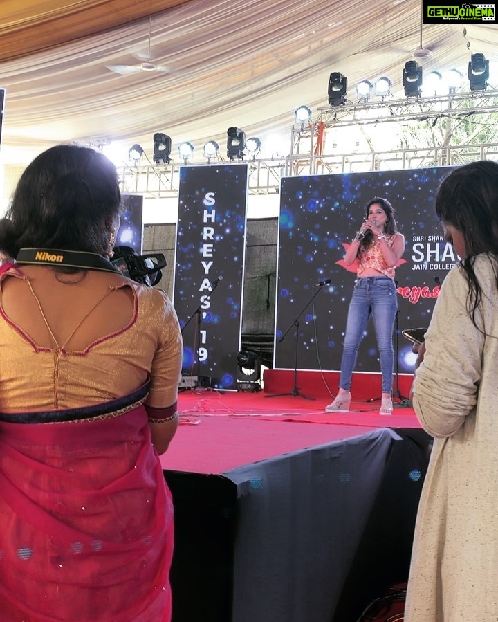 Sakshi Agarwal Instagram - Wow!!! What a college and what a crowd!! Loved it totally❤️❤️❤️ #sss college @pushplatahairandmakeup @shasunjain #sakshiagarwal #college #actress #kollywood #shreyas2019 @proyuvraaj Shri Shankarlal Sundarbai Shasun Jain College for Women