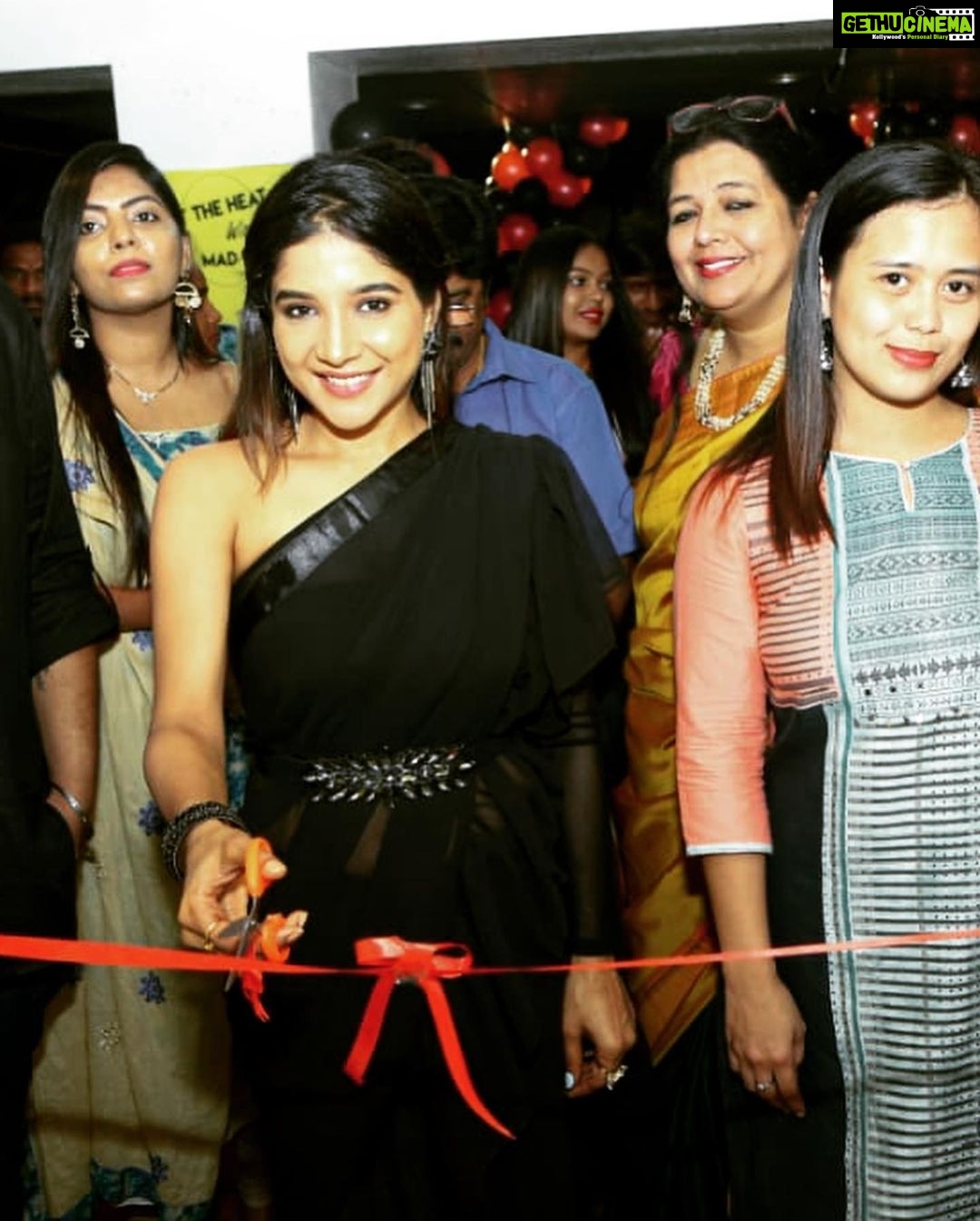 Sakshi Agarwal Instagram - Happy moments❤️❤️ @fathi_hairandmakeup @fab_faizaaestheticboutique