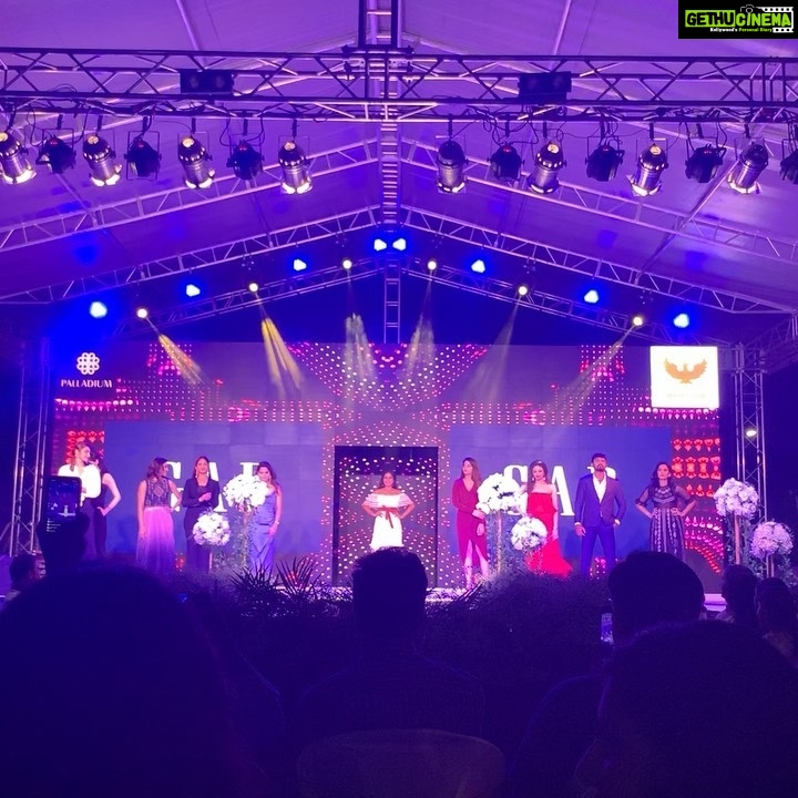 Sakshi Agarwal Instagram - #showstopper #ritz #magazine #cinderellamoment #beautiful @viji_sharath @karunraman @prajanyaanand @ritzmagazine @galattadotcom @phoenixmarketcitychennai