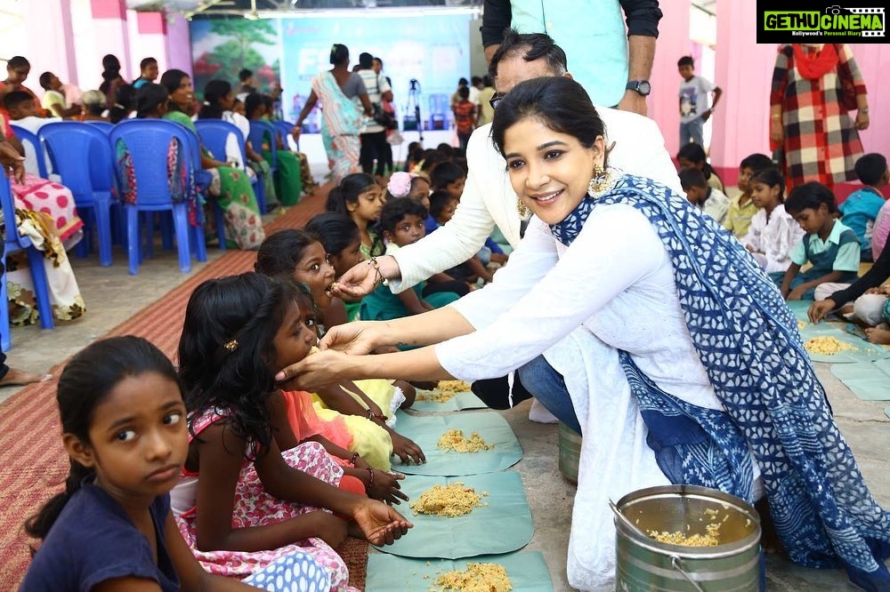 Sakshi Agarwal Instagram - #food42 #sakshiagarwal #feedthehungry #eradicatehunger #letshelpchildrentogether #throwback #hungry #foodfor2 #betterworld #inspire #givebacktosociety #india #happy #contribute #give #makingtheworldhealthierandhappier #standyourground #womenempowerment #childreninneed #gooddeeds Idea is to promote the concept so that each one of us can feed two children once in a while atleast to make this world a much better place for them !! #joinhands