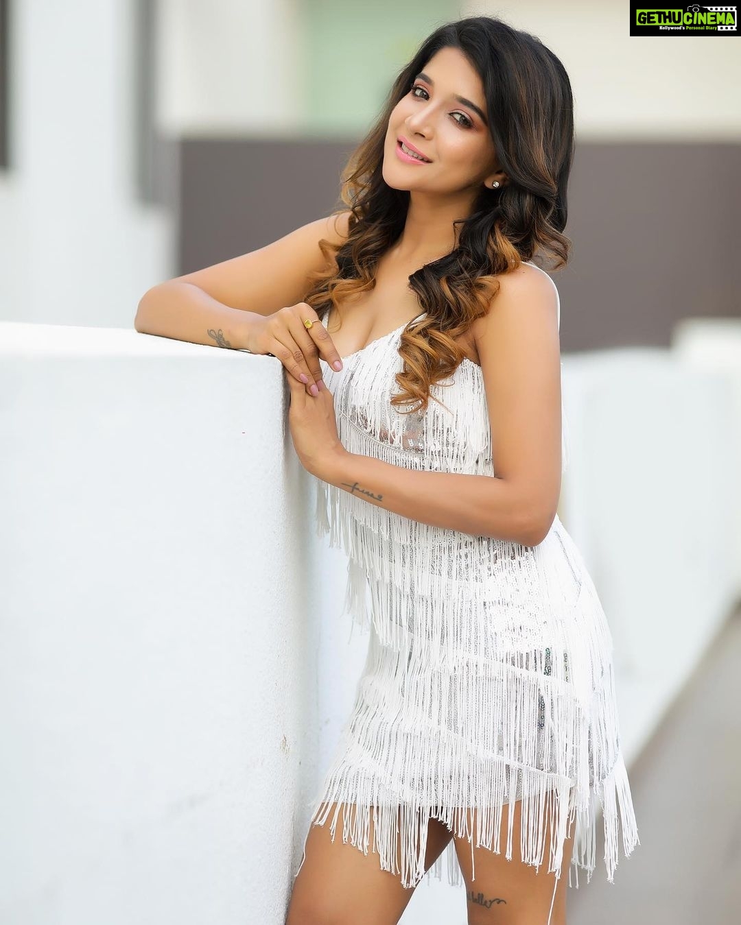 Sakshi Agarwal Instagram - 🧚♀️Temiz🧚♀️ @deepak_durai_photography @artistrybyolivia @tassella_hmua @sairam_krishnan