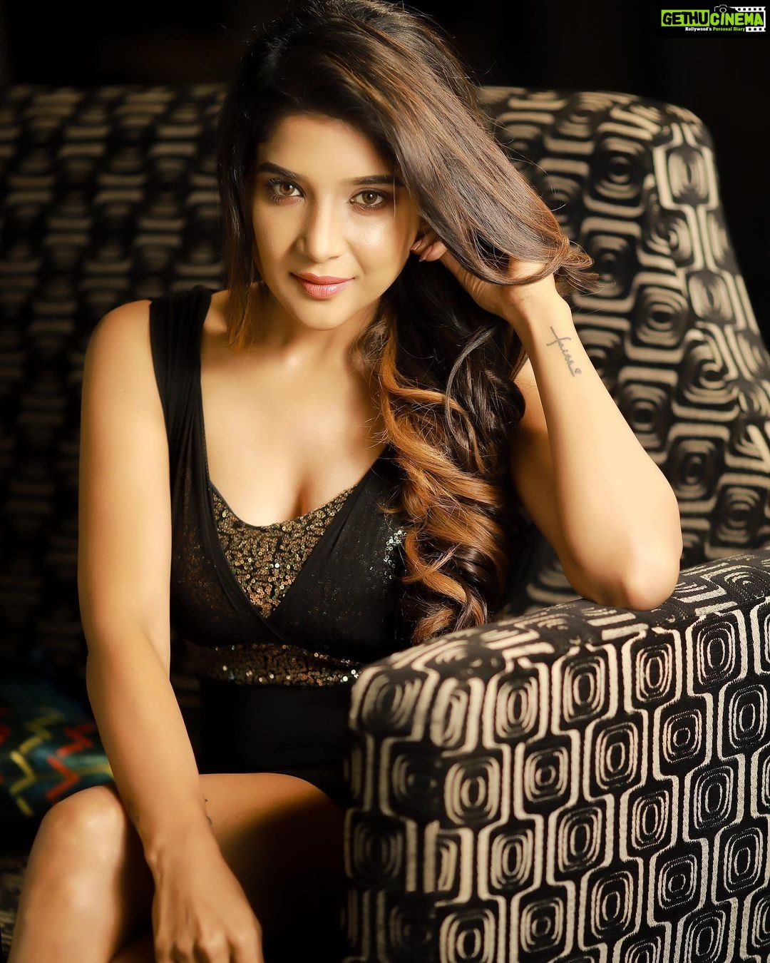 Sakshi Agarwal Instagram - Mindset is what separates the BEST from the rest! @deepak_durai_photography @artistrybyolivia @tassella_hmua @sairam_krishnan @proyuvraaj