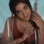 Sakshi Agarwal Instagram - A little lost.. A lot found✨✨ . Photography :- @irst_photography @tisisnaveen . #candidshots #newstylehustle #justme💋 #hustlemyownway #homephotoshoot #sakshiagarwal Chennai, India