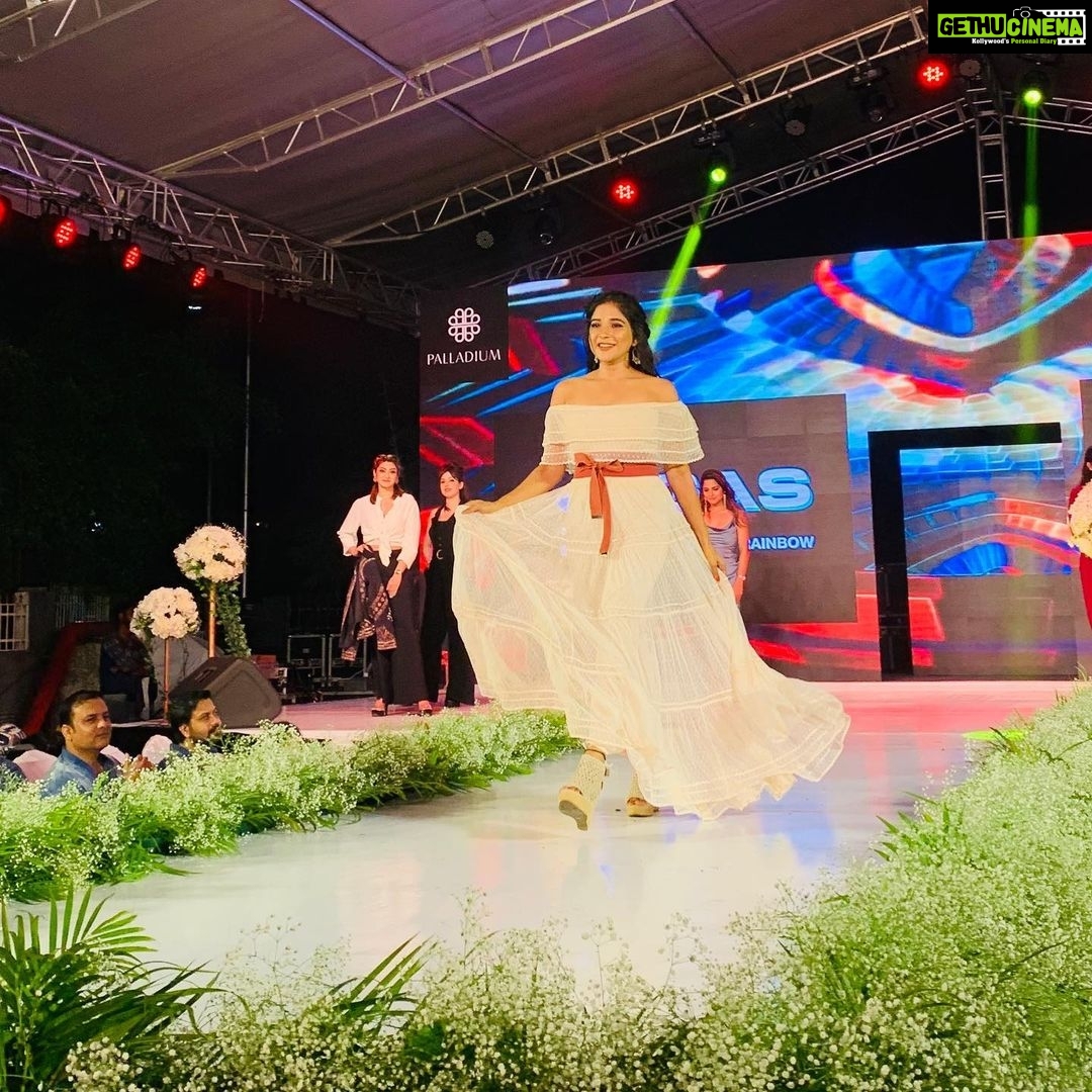 Sakshi Agarwal Instagram - #showstopper #ritz #magazine #cinderellamoment #beautiful @viji_sharath @karunraman @prajanyaanand @ritzmagazine @galattadotcom @phoenixmarketcitychennai