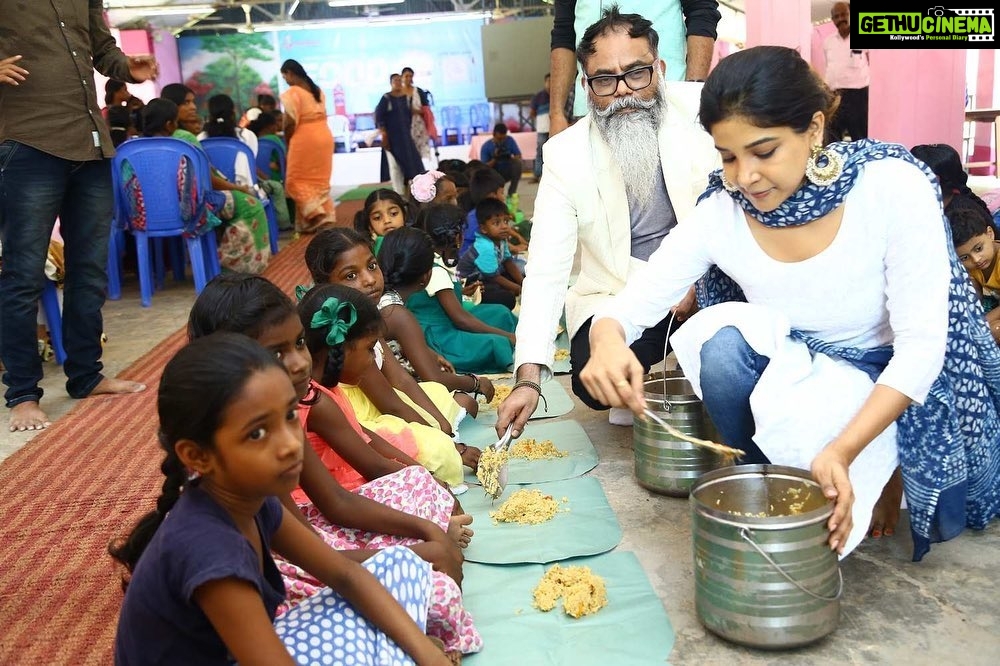 Sakshi Agarwal Instagram - #food42 #sakshiagarwal #feedthehungry #eradicatehunger #letshelpchildrentogether #throwback #hungry #foodfor2 #betterworld #inspire #givebacktosociety #india #happy #contribute #give #makingtheworldhealthierandhappier #standyourground #womenempowerment #childreninneed #gooddeeds Idea is to promote the concept so that each one of us can feed two children once in a while atleast to make this world a much better place for them !! #joinhands