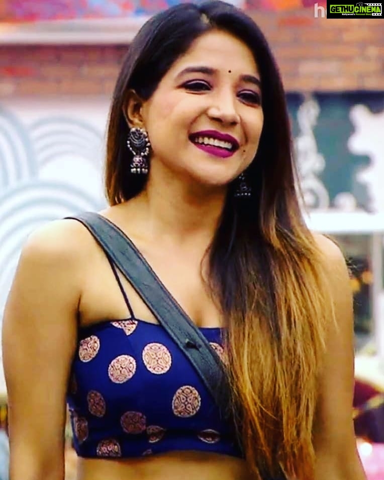 Sakshi Agarwal Instagram - Be happy, it drives people crazy. Costumes: @ekantastudio , @pradejewels ... #bigbosstamil #bigboss3 #bigboss2019 #biggbosstamil #sakshiagarwal #biggboss #hotstartamil #kamalhaasan #biggboss3tamil