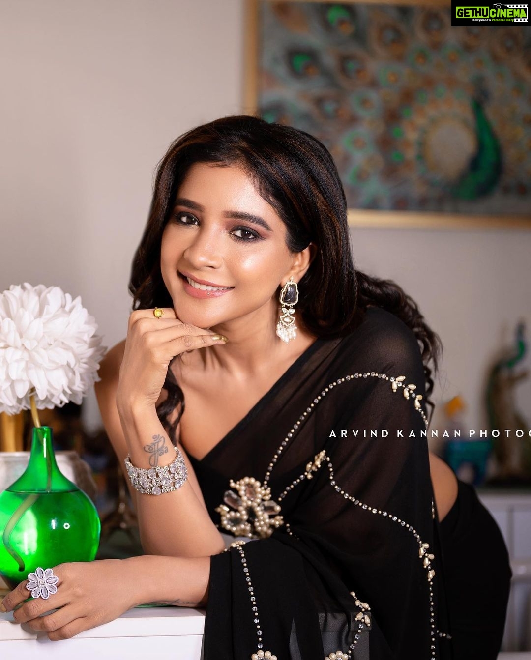 Sakshi Agarwal Instagram - Hustle! Soon your haters will ask if you are hiringš„ . @arvindkannanphotography @sajna_bridal_wear_designer @new_ideas_fashions @rekha_.makeupartist . #blacksaree #sareelove #blackissexy #sakshiagarwal Chennai, India