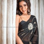 Sakshi Agarwal Instagram - Its hard to beat a person who never gives up🔥 . @arvindkannanphotography @sajna_bridal_wear_designer @new_ideas_fashions @rekha_.makeupartist . #blacksaree #smokeyeyes #sareelove #kollywood #sakshiagarwal Chennai, India