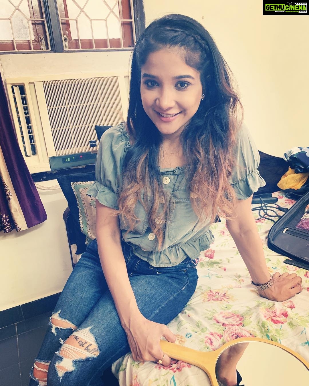 Sakshi Agarwal Instagram - Inbetween shots when I try on new hairstyles💥💥 #shootmode #newwebseries #sonyliv #newstocome Excited about this one! My next webseries❤️❤️ @fathi_hairandmakeup