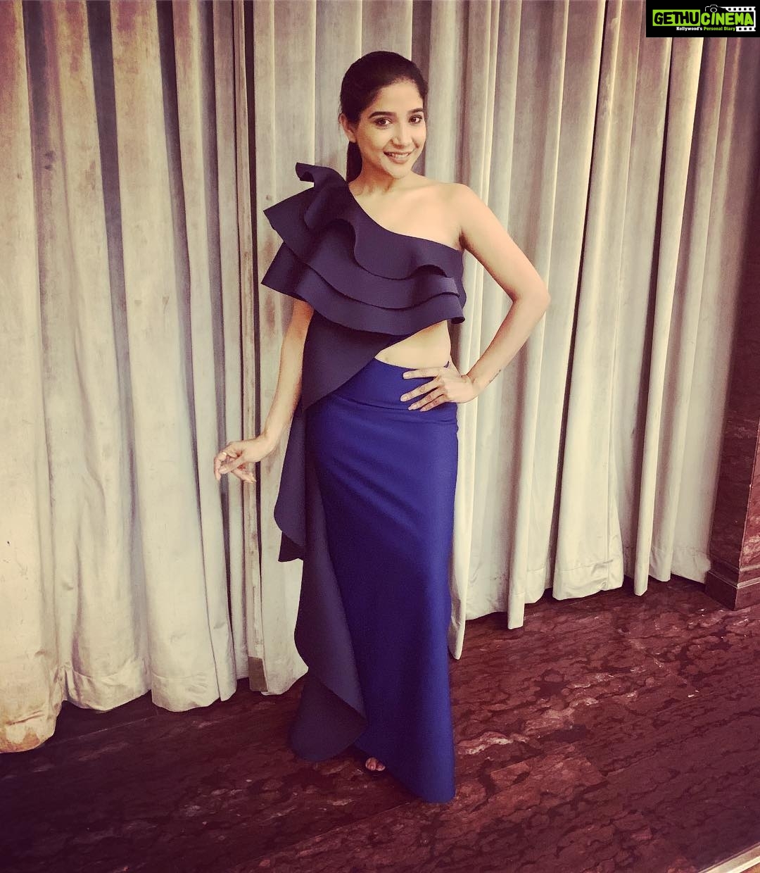 Sakshi Agarwal Instagram - Flaunt💥💥 Styling - @gegonian by @anushaa13 Outfit - @meraki_byrashin MUA- @fathi_hairandmakeup @thetimesofindia #foodguideawards