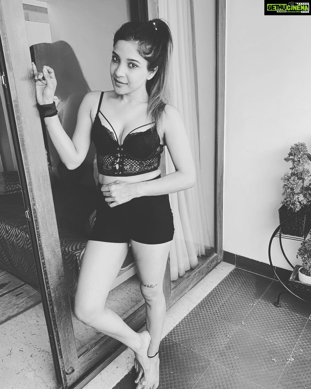 Sakshi Agarwal Instagram - ❤️❤️❤️ Too much hard work it takes to get to this❤️❤️❤️ @mollywoodtimesonline @indian_celebrities_official @indiancinemagallery_official #candid #workhard #fitnessmotivation #blackandwhite @lasenza #sakshiagarwal