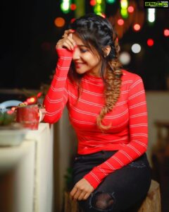 Sakshi Agarwal Instagram - 🧞‍♀️💥👠💄The most dangerous animal in the world is a silent smiling woman🧞‍♀️💥👠 Pic by : @deepak_durai_photography Mua: @yanaczu Styling : @n.aveena @sairam_krishnan @proyuvraaj #kodaikanal #keepyourmojo #reallyworks #photoshoot #kollywood #mollywood #south #indian #actress #buriedbutblooming #standyourground #dreamer #believer #doer #fighter #performer #spreadlove #smiles #loveyourself #feelbeautiful #lookatmenow #glowfromwithin #beautifulinsideandout