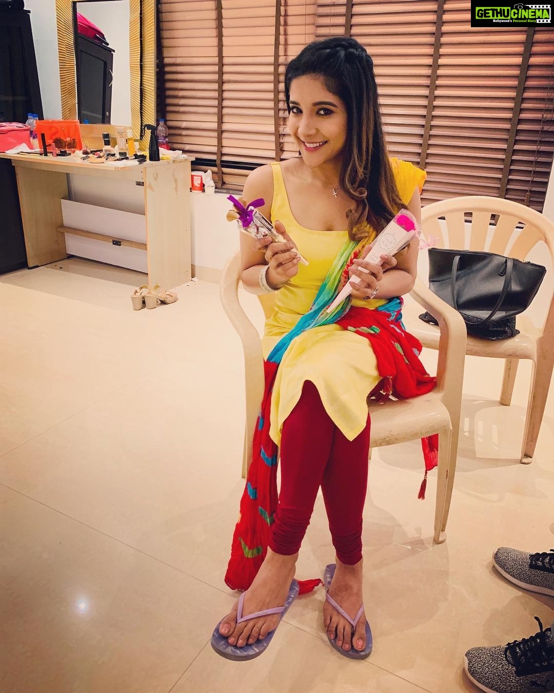Sakshi Agarwal Instagram - When you get a surprise visit on your set🧚♀️🧚♀️ #valentinesday #itsallaboutlove #laugh #life #happyday #beautifulheartandsoul #cutest #chocolates #flower #pink #feelspecial #ladyluxury #luckytobeawoman #friendshipgoals #sweetheart SURF TURF