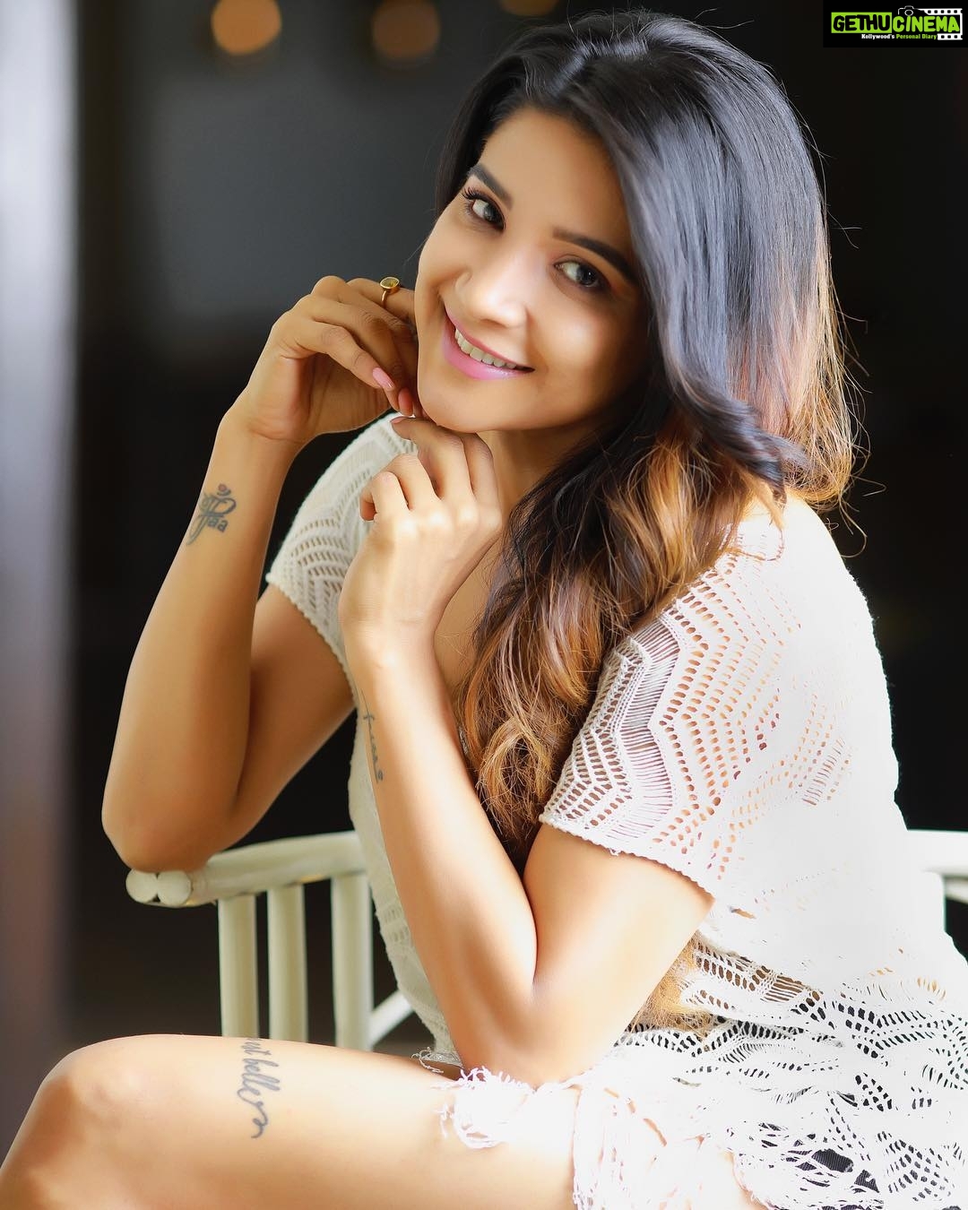 Sakshi Agarwal Instagram - “Yes, I am the type of girl who will always remind you to dream bigger” Click by: @deepak_durai_photography MUA: @yanaczu Styling : @dipthi3 Lication: @thebark.in Pro: @proyuvraaj B.M : @sairam_krishnan @mollywoodtimesonline @indiancinemagallery_official The Bark