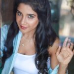 Sakshi Agarwal Instagram – Big change comes from hundreds of tiny steps and they all matter💕
Wake up !
Its time to shine Baby girl✨✨
.
#blueandwhiteforever #candidshots #sakshiagarwal #kollywoodactress #moodoftheday #halfbunhair 
.
@hakunamatata_sai @prayaga_makeup_artist @tisisnaveen Chennai, India