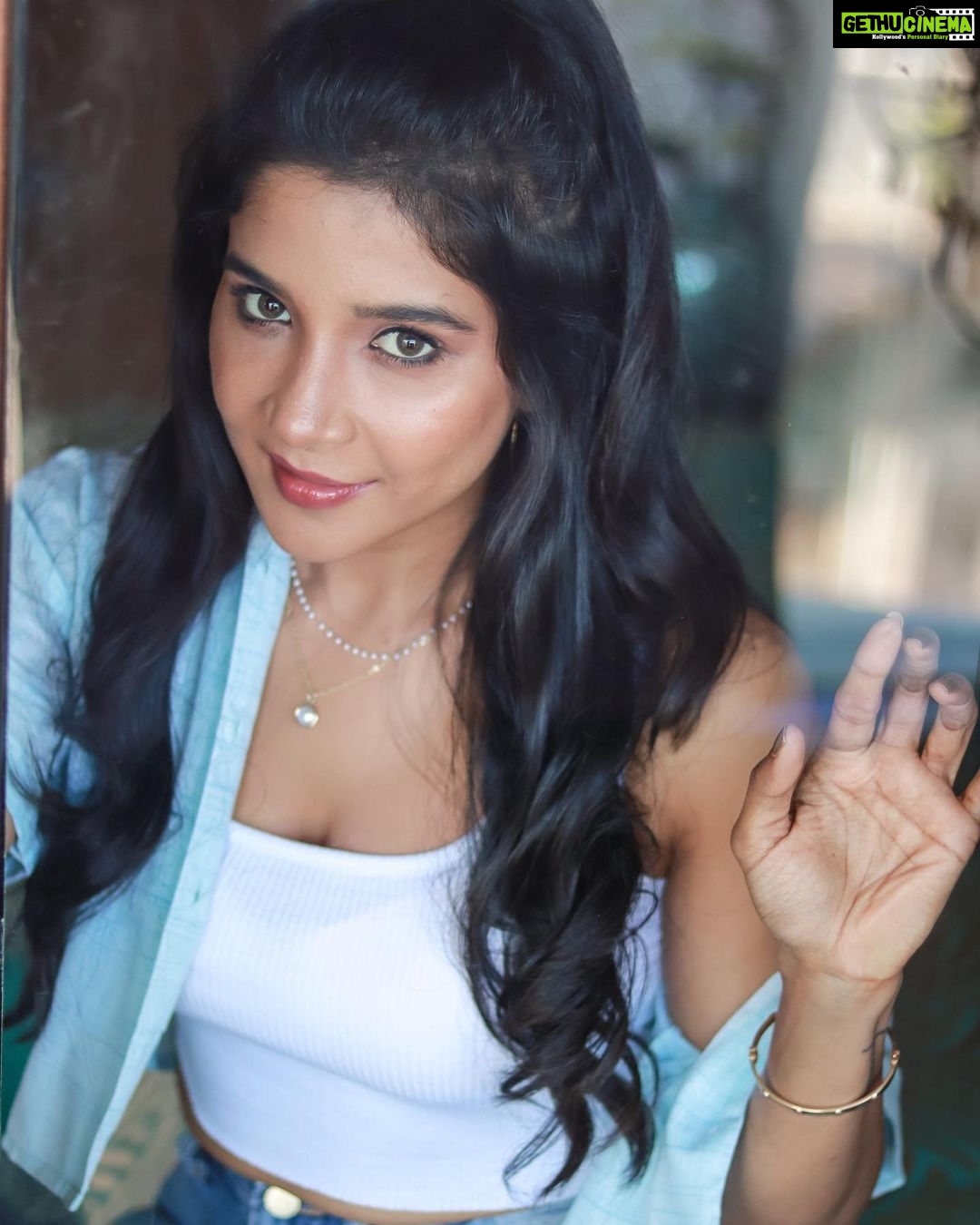 Sakshi Agarwal Instagram - Big change comes from hundreds of tiny steps and they all matter💕 Wake up ! Its time to shine Baby girl✨✨ . #blueandwhiteforever #candidshots #sakshiagarwal #kollywoodactress #moodoftheday #halfbunhair . @hakunamatata_sai @prayaga_makeup_artist @tisisnaveen Chennai, India