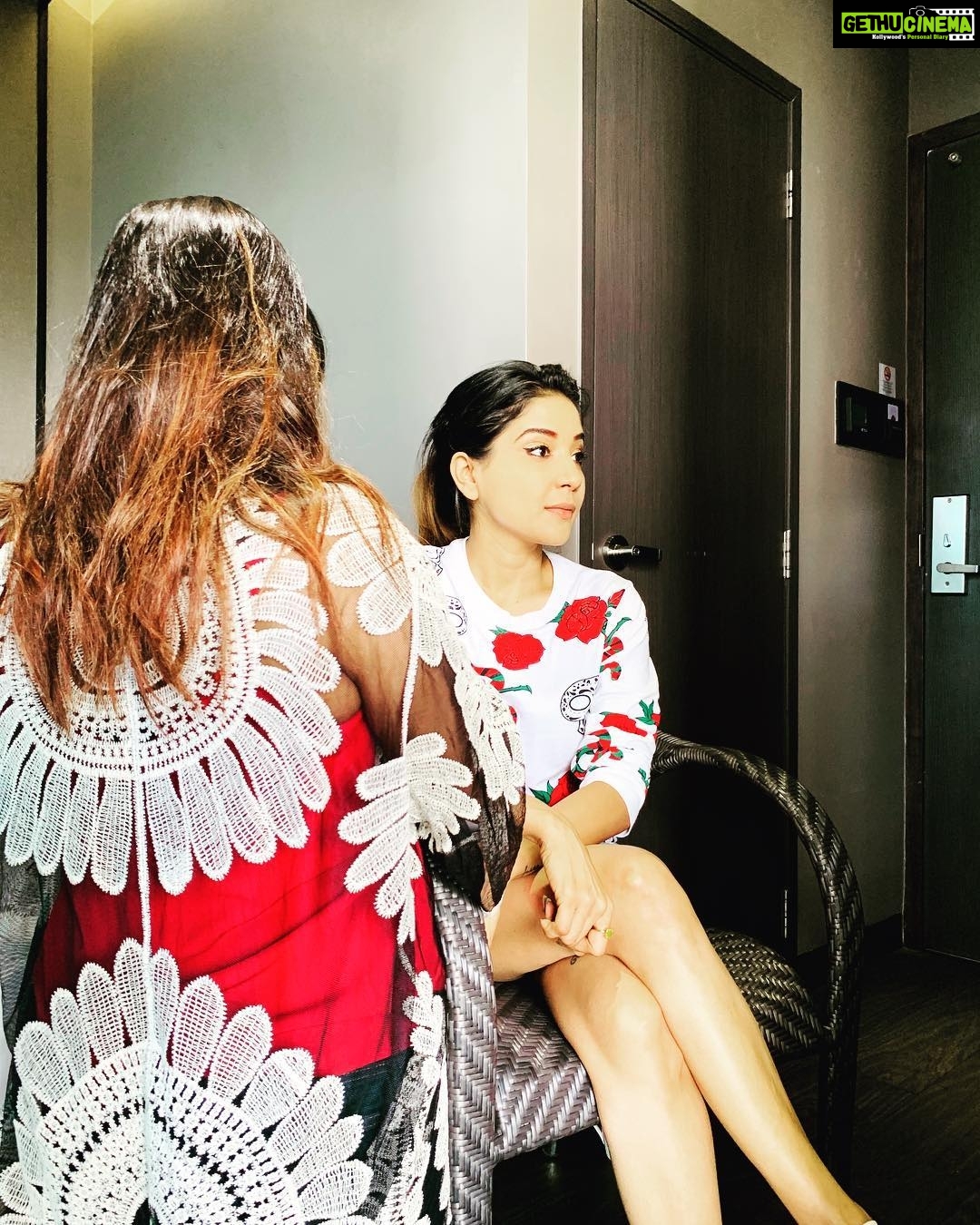 Sakshi Agarwal Instagram - Loving my makeup #singapore #show #pongal #adventurer #travelholic #loveyourself #makeuptime #feelblessed #fairydust #becca #urbandecay #mac #kryolan #farsali #bobbibrown #armani MUA : @_wand.er.lust_ Singapore