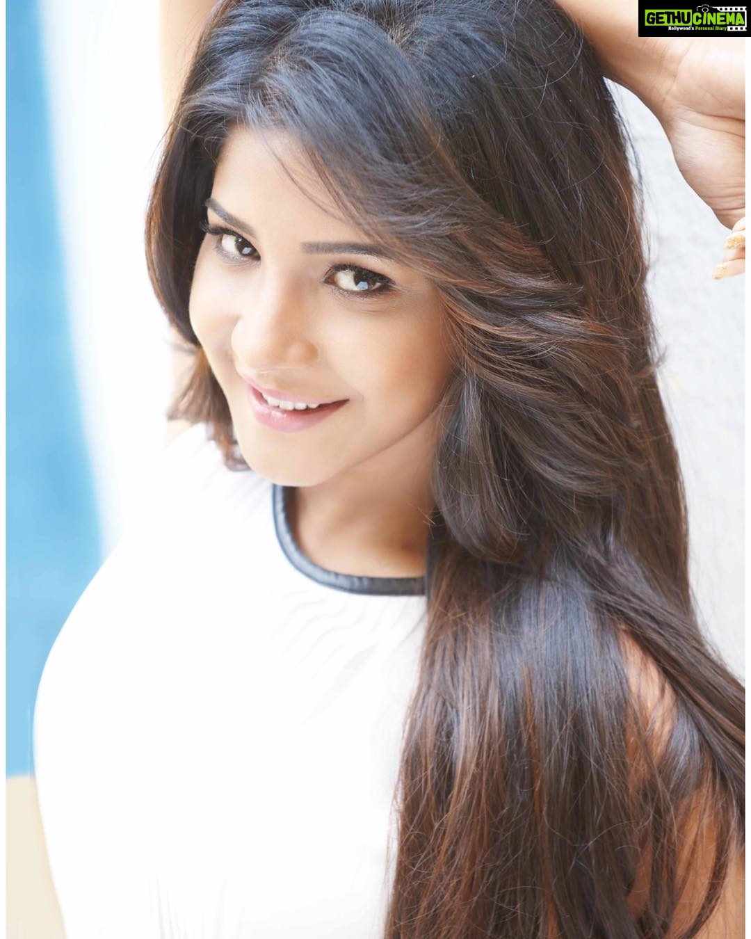 Sakshi Agarwal Instagram - I dont care who the biggest fish in the pond is😝 I am a whole different animal⭐️ #throwback #candid #shoot #beautyshots #south #india #actor Mua: babu Styling : @prajanyaanand Click by : @karthiksrinivasan007