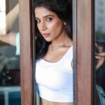Sakshi Agarwal Instagram – I push my limits daily so that my future self will thank me✨
.
@hakunamatata_sai @prayaga_makeup_artist @tisisnaveen 
.
#candidphoto #prettygirlaesthetic #homephotoshoot #sakshiagarwal #biggbosstamil #kollywoodsactress #whitecami #boyfriendjeans #instafashionstyle Chennai, India