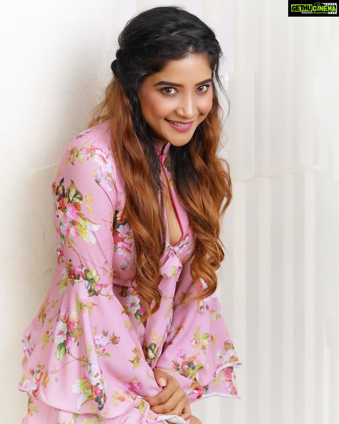 Sakshi Agarwal Instagram - Where we started doesn’t matter... what matters is where we go✨ 2019 here I come.... @deepak_durai_photography @flauntbyratikha