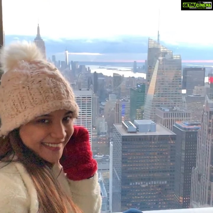 Sakshi Agarwal Instagram - Miss those lovely days!!! #memories #goodtime #traveller #adventurer #instavideo #rockfellercenter #travelalone #explorer #throwback #empirestatebuilding #friggingcold Newyork Manhattan