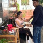 Sakshi Agarwal Instagram - #candid #shots #behindthescenes🎬 #moviescene #tamil #chennai #shootmode #fun #play #workhardplayhard #nonstopmadness @sangi_avias_makeup with my director @kumarvinoovenkatesh