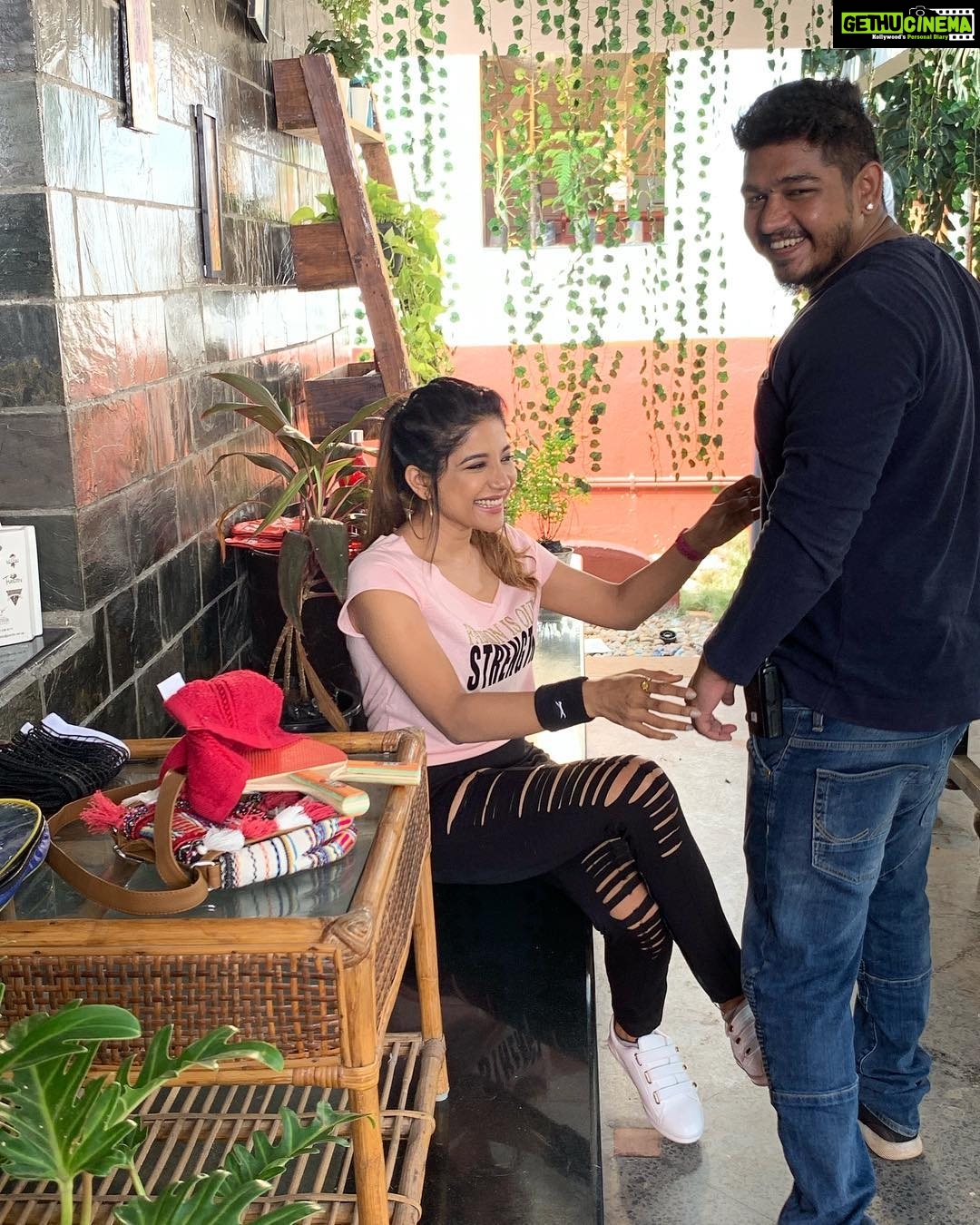 Sakshi Agarwal Instagram - #candid #shots #behindthescenes🎬 #moviescene #tamil #chennai #shootmode #fun #play #workhardplayhard #nonstopmadness @sangi_avias_makeup with my director @kumarvinoovenkatesh
