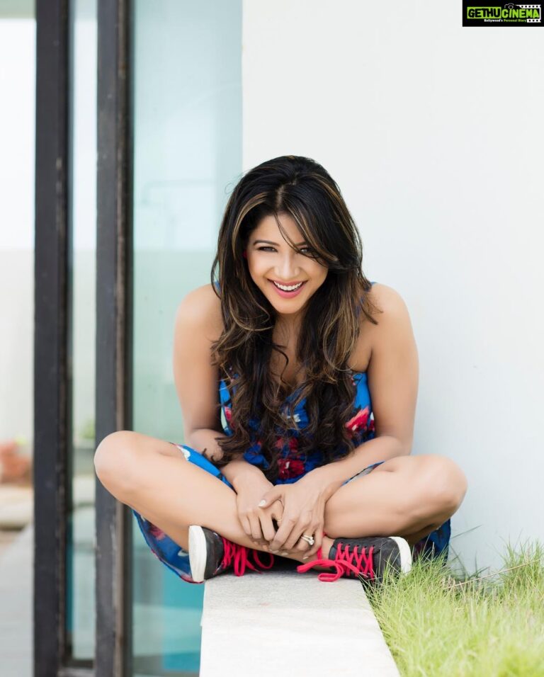 Sakshi Agarwal Instagram - Stay out of the swamp of mediocrity and drama, Reach for your greatest self , Your greatest potential, and challenge yourself to live that life every single day of it!!! @sairam_krishnan @proyuvraaj @sangi_avias_makeup @davemike83 @tarunkoliyot @my_dreams_studio
