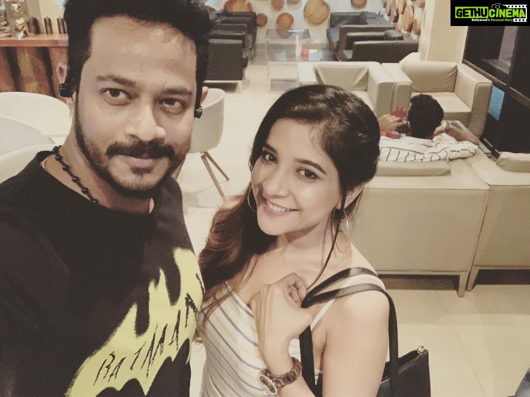 Sakshi Agarwal Instagram - Whatta lovely discussion with @nanda44187 master for my new year performance @countryclubofficial #ecr #chennai!! #newbeginnings #rocking #2019 #newgoals #wholeworldinmyhands #happygirlsaretheprettiest Lets rock it!!! Khader Nawaz Khan Road