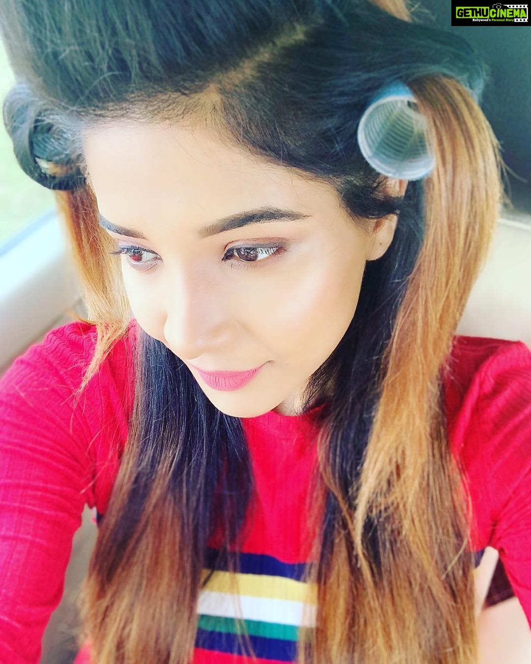 Sakshi Agarwal Instagram - 💥💥💥💥💥💥💥💥💥💥💥💥💥💥Your best teacher is your last mistake!!!!!!!!!💥💥💥💥💥💥💥💥💥💥💥💥💥💥💥💥💥💥 Feeling all thoughtful while dressing up for todays shoot!! Not to forget my awesome @myberomt collection #rosegold lipshade!! Loving it!! @sangi_avias_makeup
