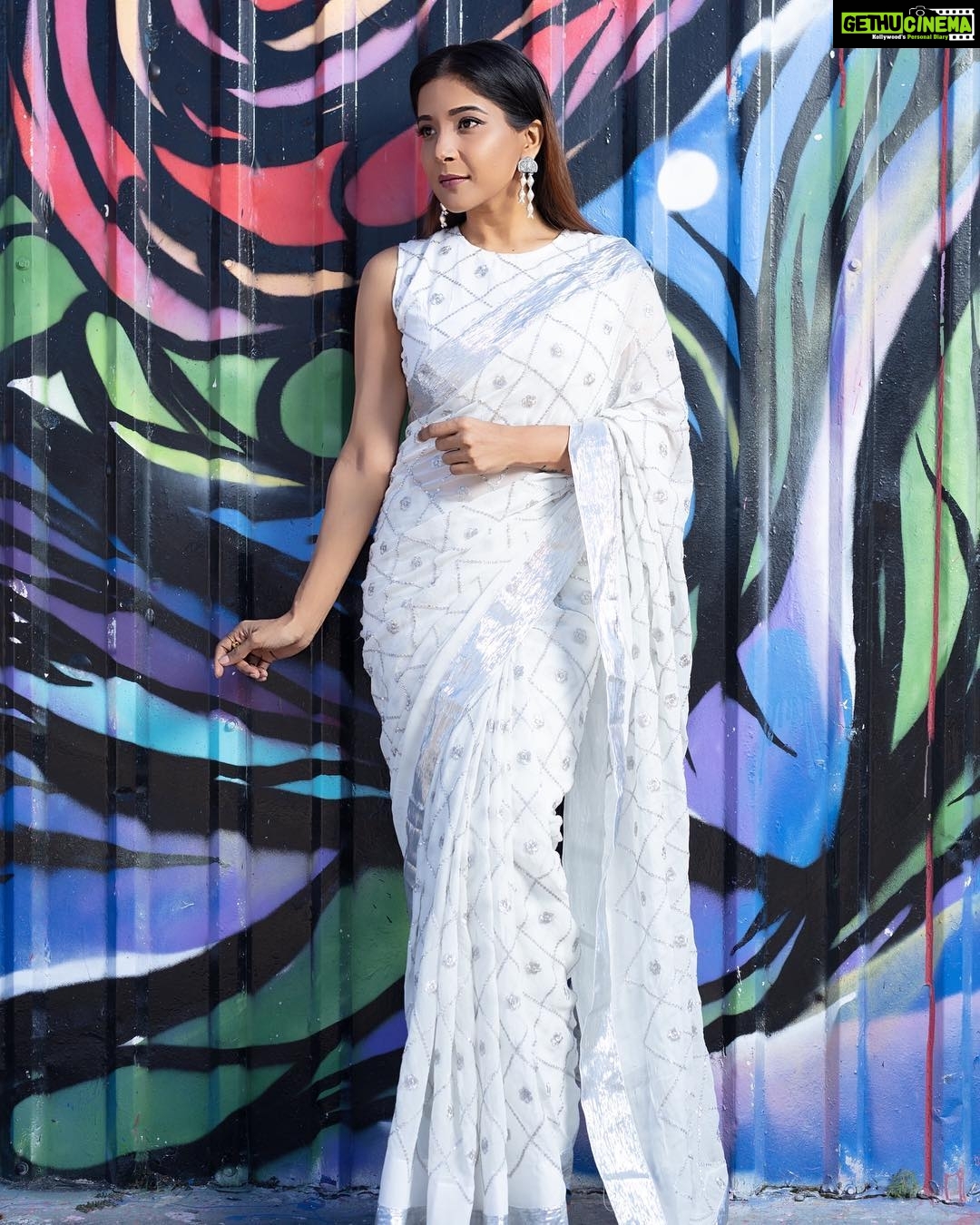 Sakshi Agarwal Instagram - Rule your mind or it will rule you! @thegerardharrison @fashionkali_usa @yourmakeupexpert #usadiaries #happygirlsaretheprettiest #dontgiveup #neverenough #mondaymotivation #ruleyourmind #beyourself #behumble #becompassionate #bemorehuman United States